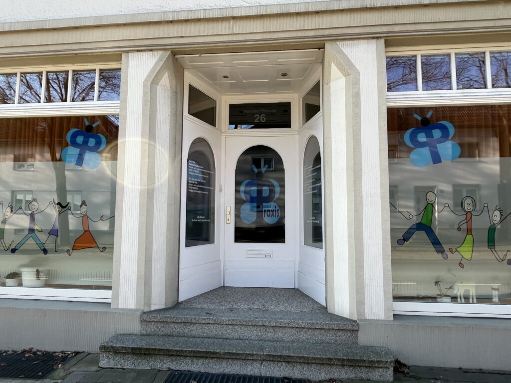 Eingangstür Praxis Psychotherapie für Kinder, Jugendliche 