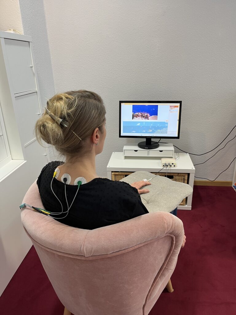 Biofeedback Behandlung mit Frau