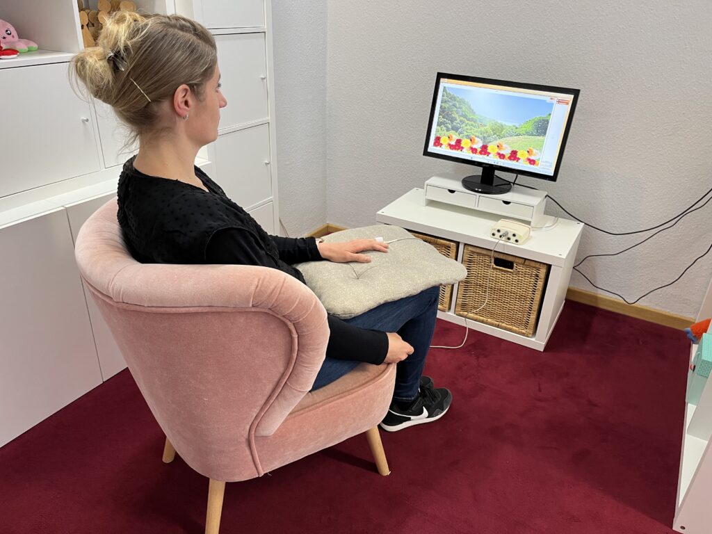 Biofeedback Anwendung mit Frau