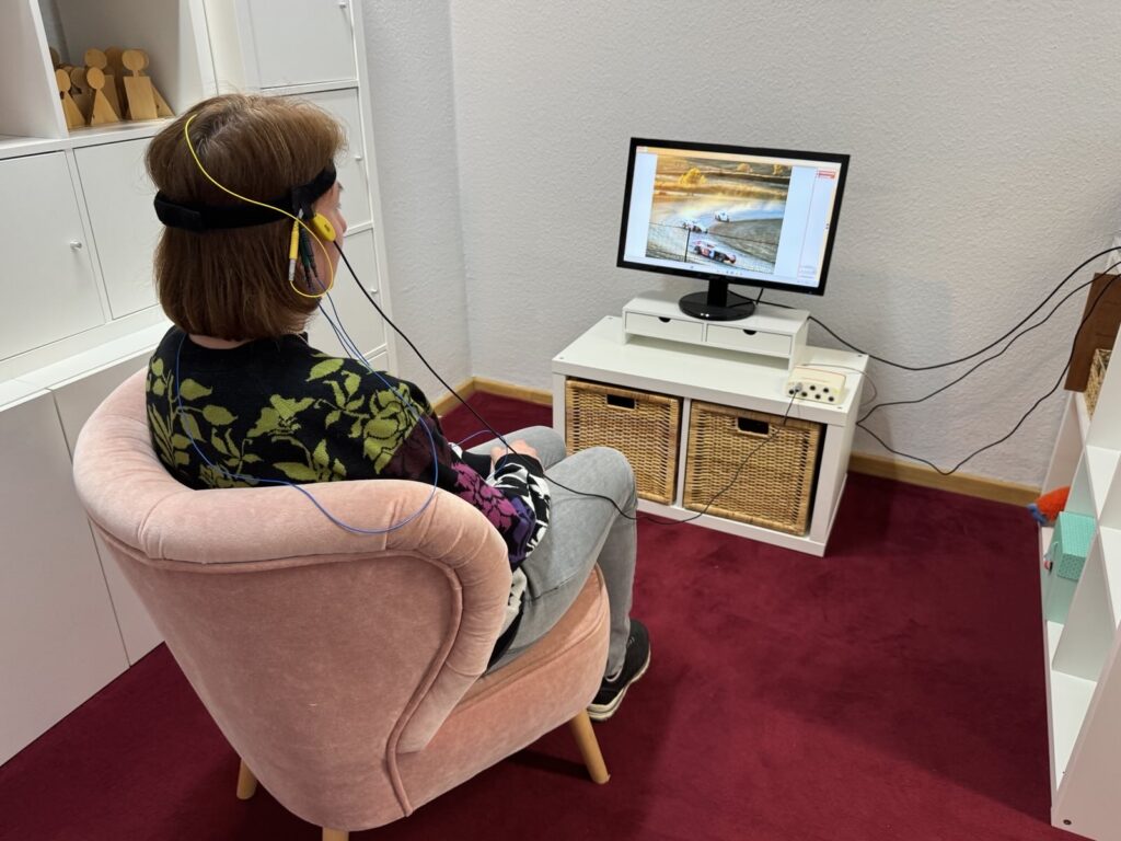 Neurofeedback Anwendung mit Frau